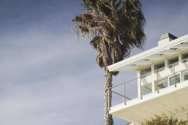 Casa de praia com painéis solares para geração de energia