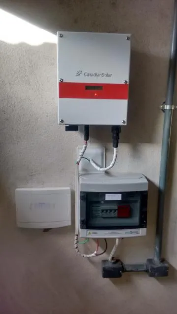 Sistema solar fotovoltaico instalado e conectado ao quadro de energia
