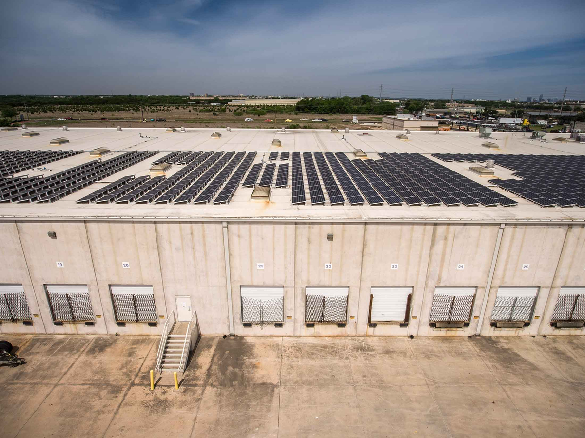 Sistema solar em galpão comercial
